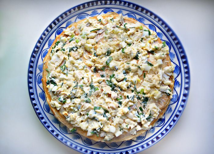 Блинчатый пирог с копчёной рыбой