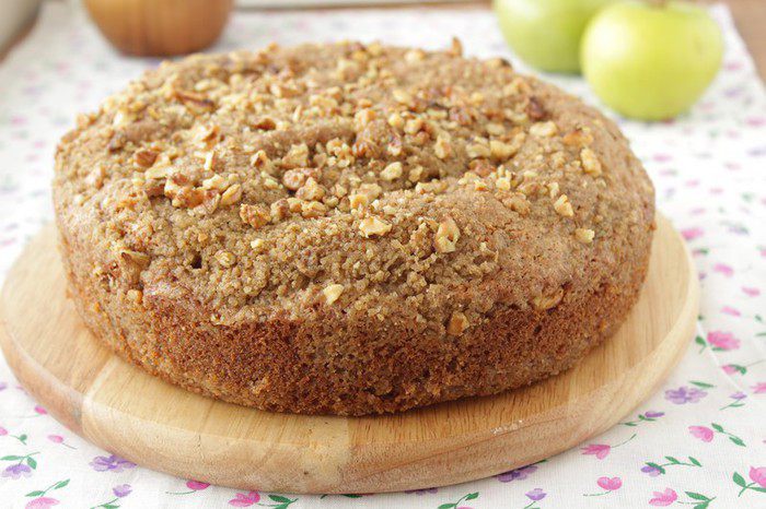 Кекс с яблоками и грецкими орехами
