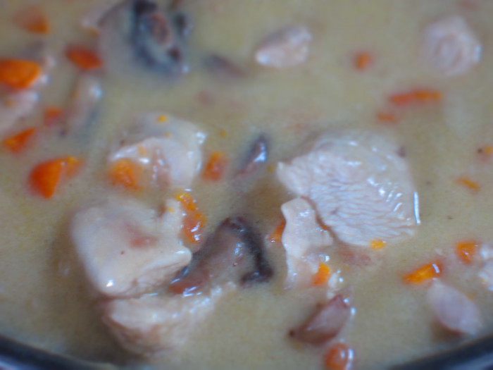 Филе индейки под сливочным соусом с грибами