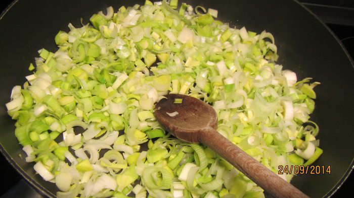 Лосось с луком-пореем 