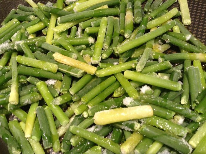 Паста с соусом и чесночными стрелками