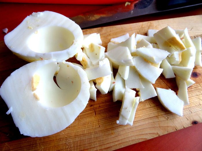 Сырный салат с оливками и авокадо