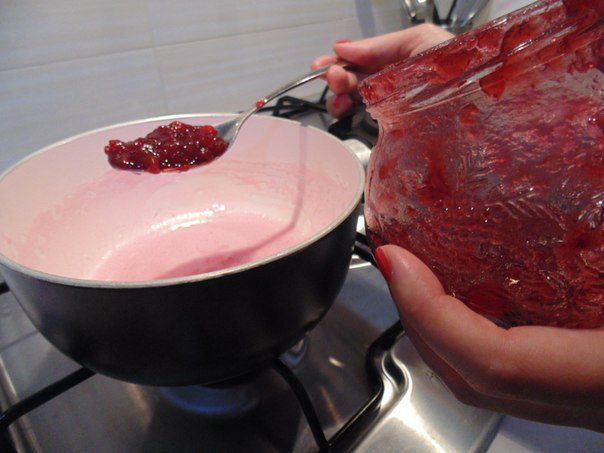 Нежный рулет с брусничным кремом и маршмеллоу