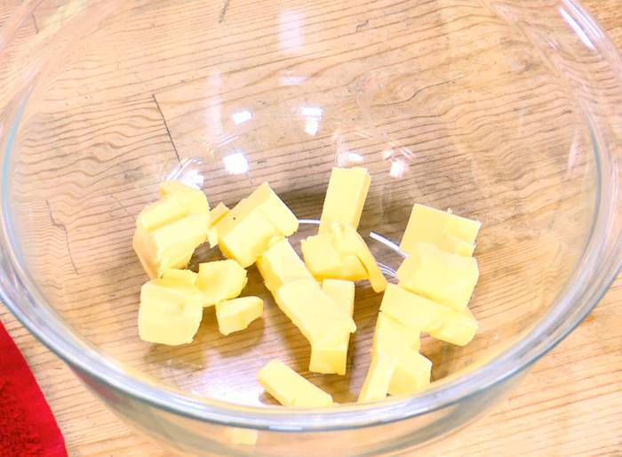 Грушево-сливовый крамбл с творогом и овсяными хлопьями 