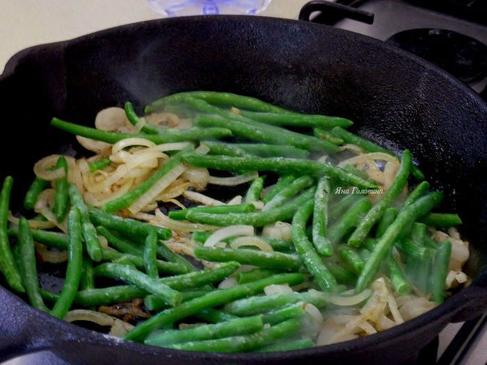 Фриттата с грибами, чеддером и тостами 