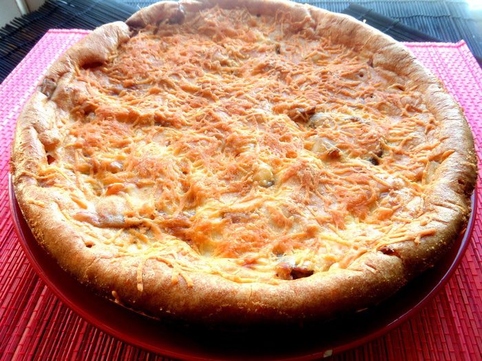 Золотистый заливной пирог с рыбой