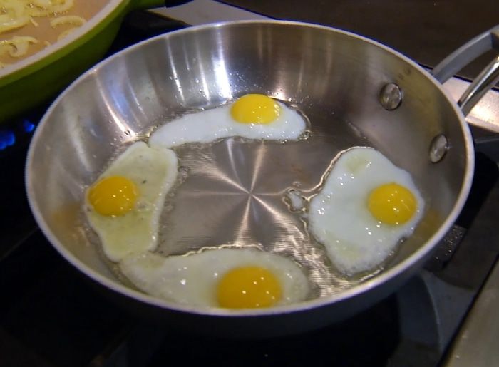 Гречка с перепелиными яйцами и овечьим сыром   