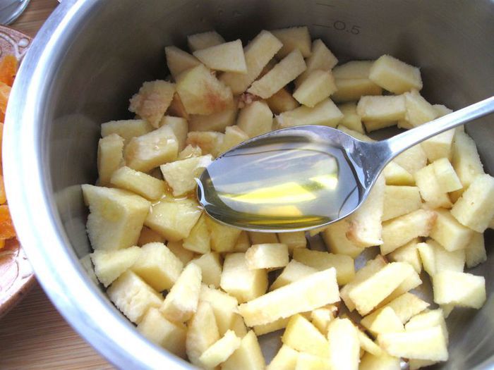 Кольцевой пирог с айвой, сухофруктами и орехами