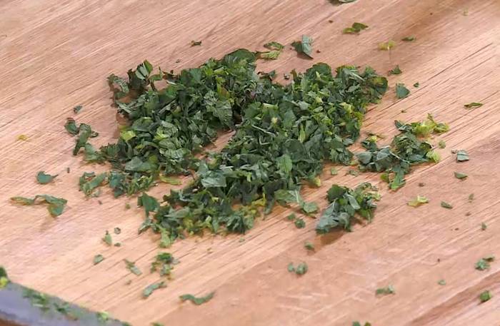 Салат из брюссельской капусты с яблоком и орехами