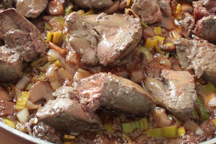 Куриная печень с брокколи и грибами