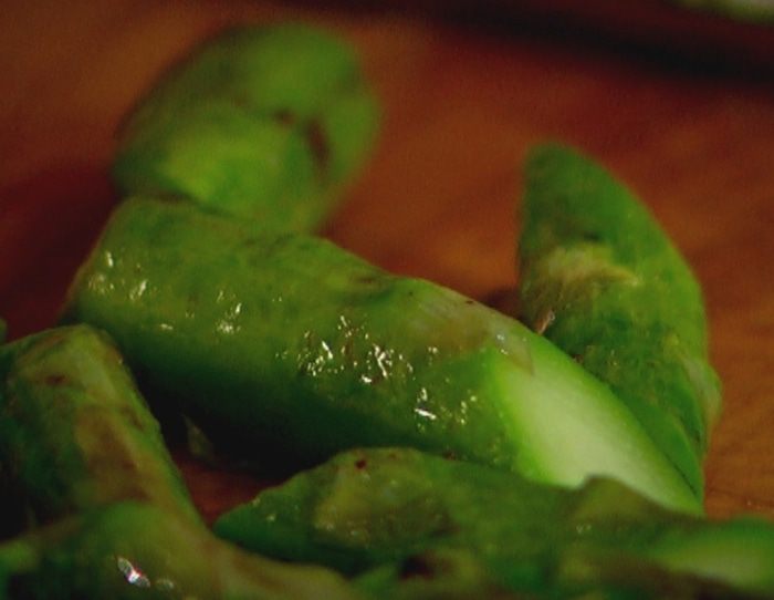 Чечевица с яйцом пашот, беконом и спаржей 