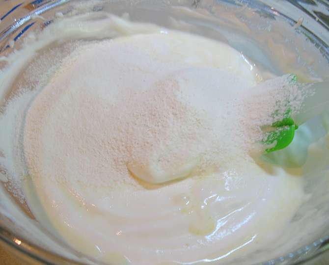 Воздушные кексы со смородиной