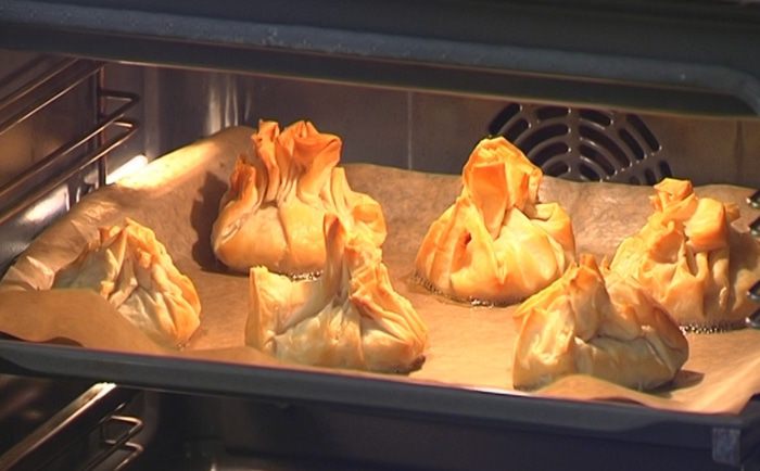 Пирожки из теста фило с рисом и грибами