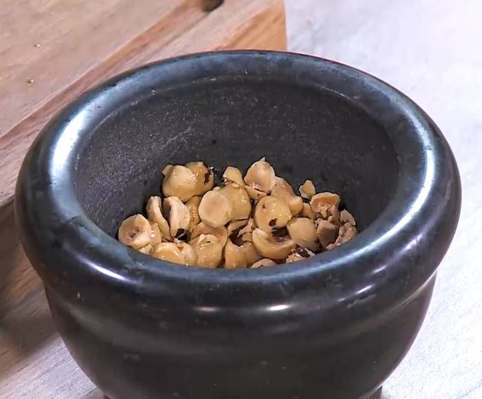 Салат из брюссельской капусты с яблоком и орехами