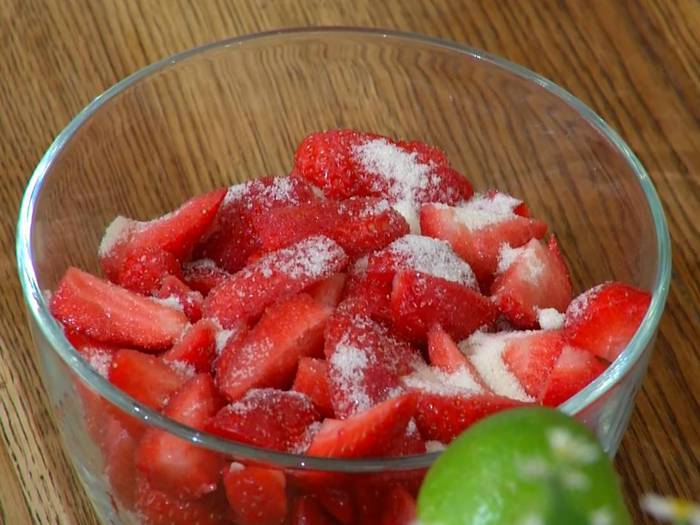 Мороженое с клубникой