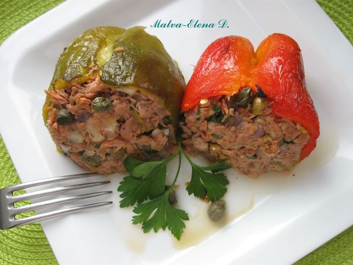 Запеченный перец, фаршированный тунцом     