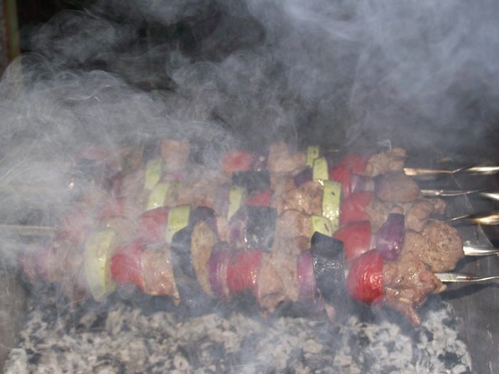 Шашлык из свинины с овощами в луковом маринаде