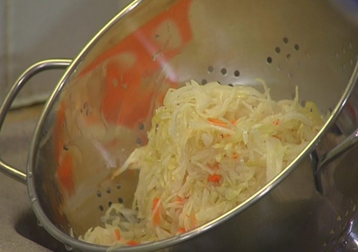 Капуста, тушенная с белыми грибами