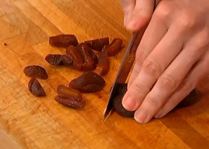 Перепелки, запеченные с вишней и курагой 