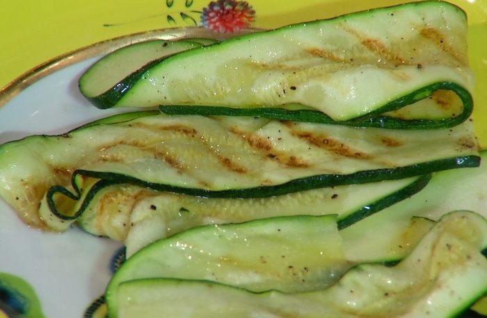 Открытый пирог с цукини и козьим сыром 