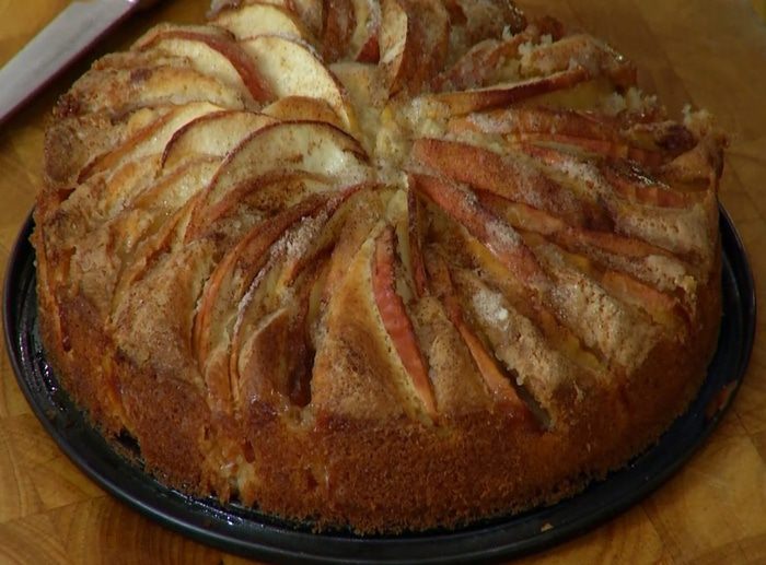 Домашний пирог с яблоками и корицей