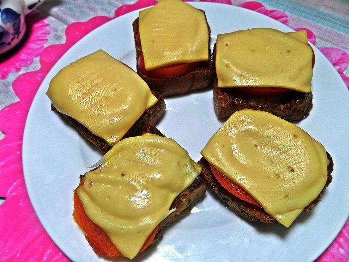 Гренки с овощами под сыром