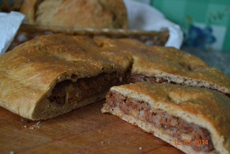 Мясной пирог с изюмом, яблоком и орехами