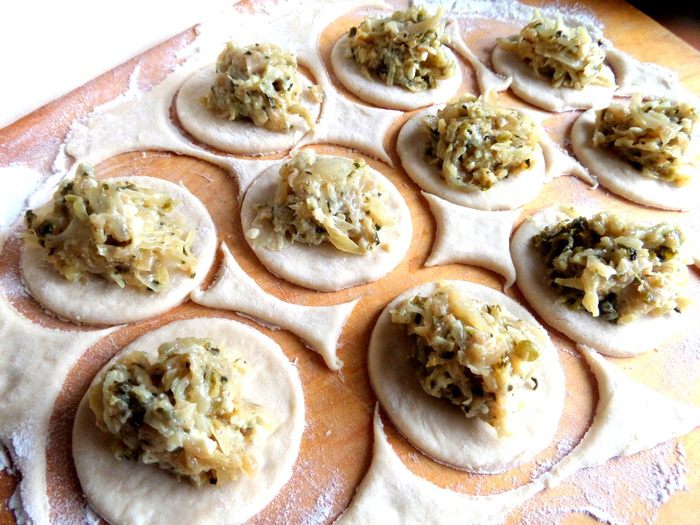 Мини-пирожки с капустой, сельдереем, шпинатом и сыром