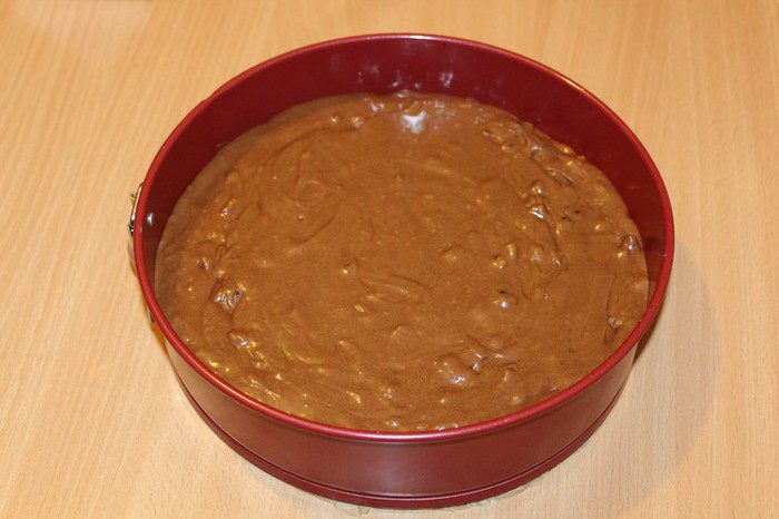 Шоколадный пирог с брусникой и орехами