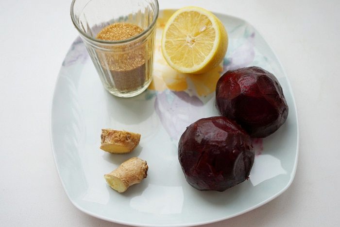 Тосты с сыром и свекольным мармеладом