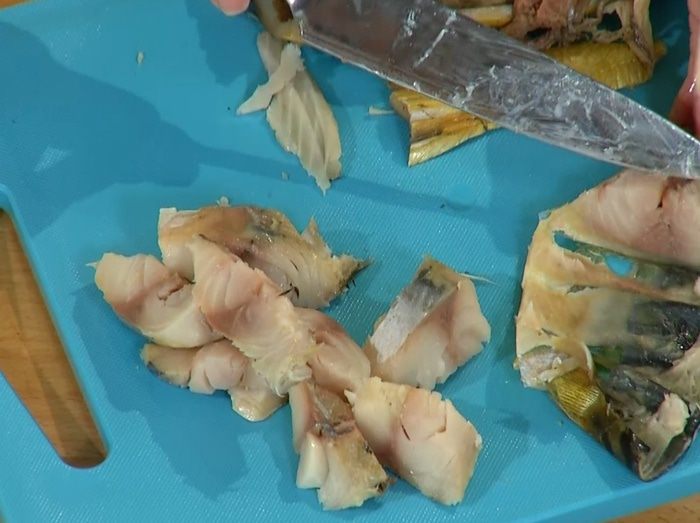 Салат с яблоками, свеклой и копченой скумбрией 
