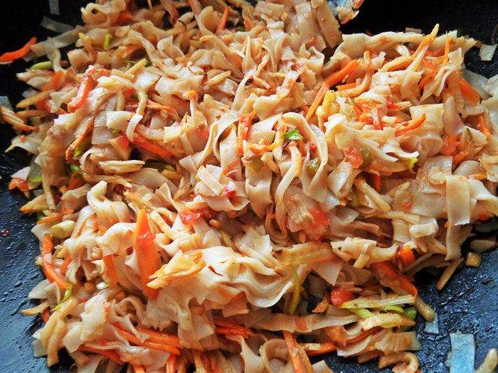 Рисовая лапша с овощами и крабом