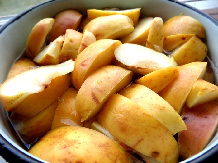 Сладкий суп с рисом, фруктами и ягодами