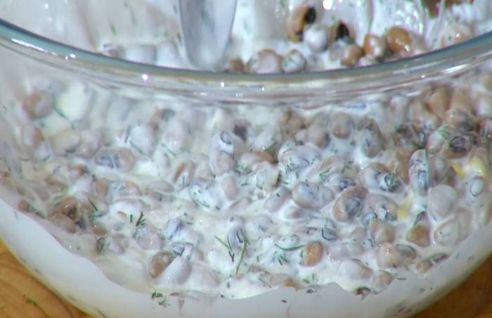 Салат с рыбой, фасолью и кефирной заправкой