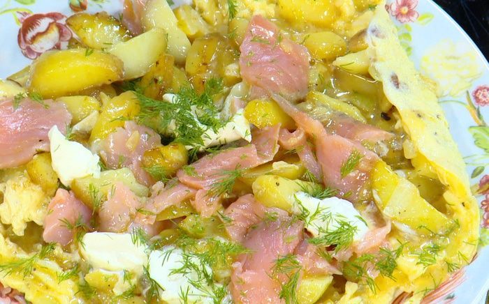 Испанский омлет с картофелем, семгой и укропом 