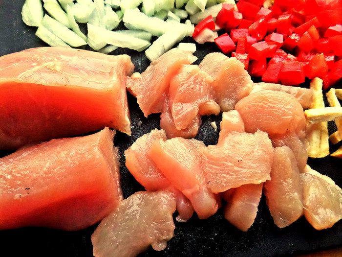 Курица с овощами и ананасом к рису