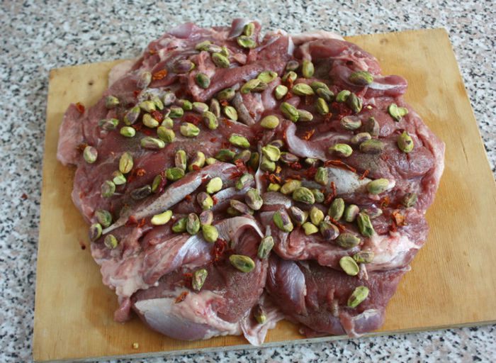 Рулет из индейки с фисташками