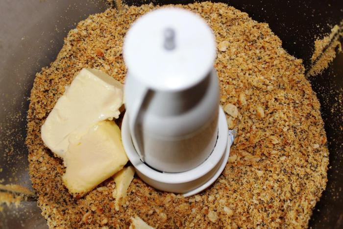 Маковый чизкейк под лимонно-сметанным топпингом