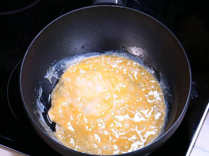 Пряный рис с яйцом и беконом 