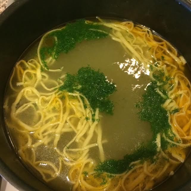 Куриный бульон с домашней лапшой