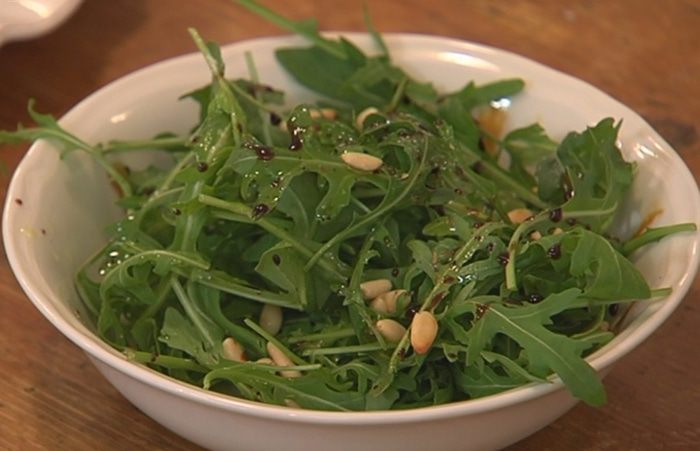 Французские гренки с прошутто и салатом из руколы 