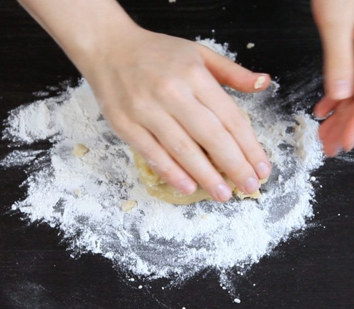 Галета с помидорами, базиликом и фетой