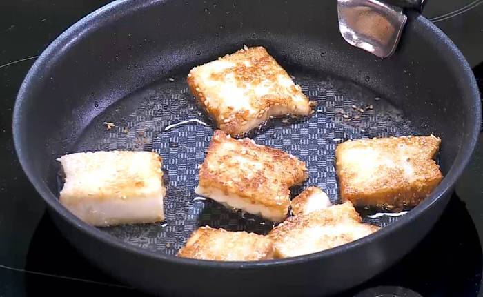 Салат из фасоли с жареным тофу 