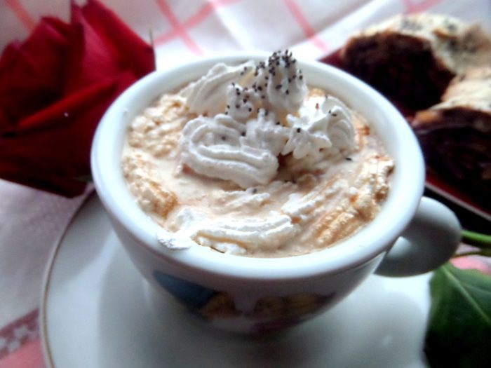 Карамельный кофе под сливочной шапочкой