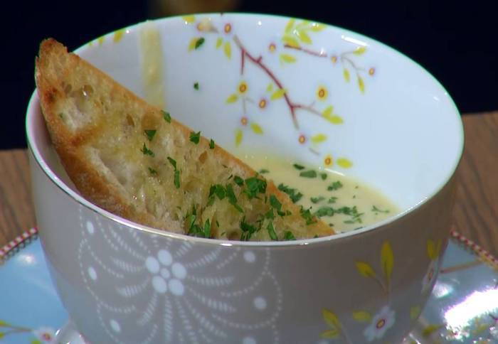 Тосканский суп из белой фасоли с чесночными гренками