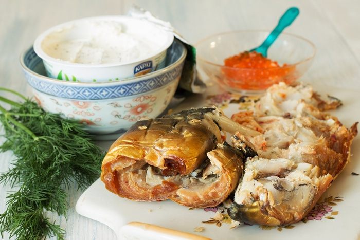 Лепешки тминные с копченной скумбрией
