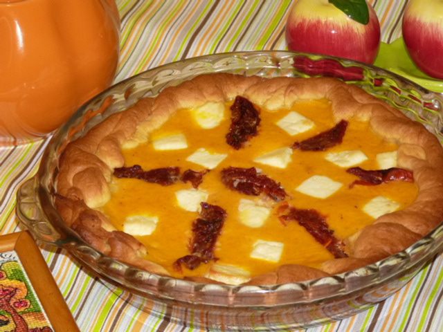 Тыквенный пирог с сыром и вялеными томатами