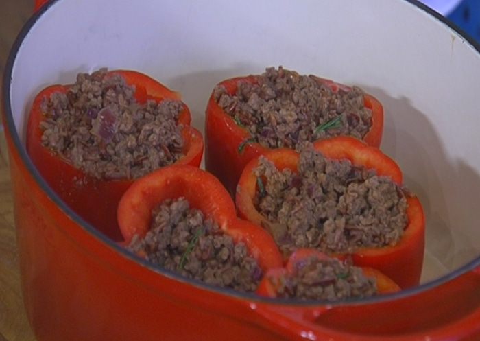 Перец, фаршированный мясом и красным рисом