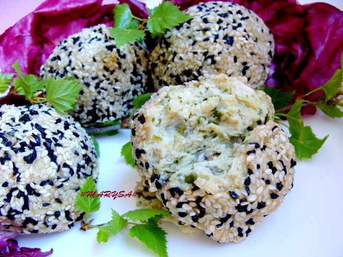 Шарики из куриного филе со шпинатом и кунжутом