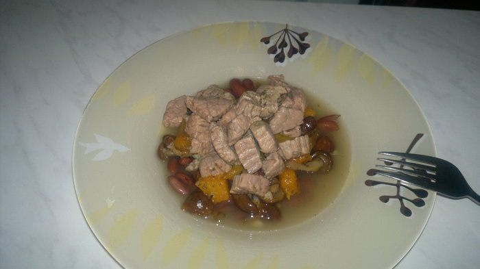 Фасолевая похлебка с говядиной, опятами и тыквой